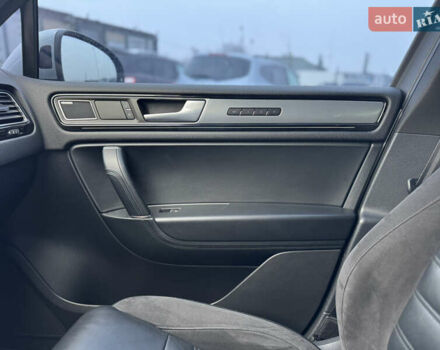 Сірий Фольксваген Туарег, об'ємом двигуна 3 л та пробігом 190 тис. км за 23800 $, фото 50 на Automoto.ua