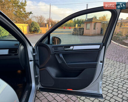 Серый Фольксваген Туарег, объемом двигателя 3 л и пробегом 250 тыс. км за 20500 $, фото 64 на Automoto.ua