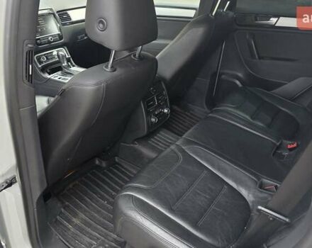 Серый Фольксваген Туарег, объемом двигателя 3 л и пробегом 275 тыс. км за 20500 $, фото 7 на Automoto.ua