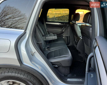 Серый Фольксваген Туарег, объемом двигателя 3 л и пробегом 250 тыс. км за 20500 $, фото 61 на Automoto.ua