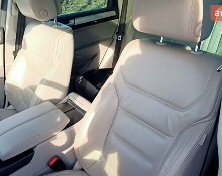 Серый Фольксваген Туарег, объемом двигателя 2.97 л и пробегом 243 тыс. км за 24000 $, фото 3 на Automoto.ua