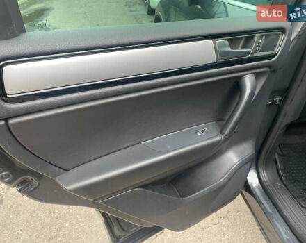 Серый Фольксваген Туарег, объемом двигателя 3 л и пробегом 278 тыс. км за 17500 $, фото 20 на Automoto.ua