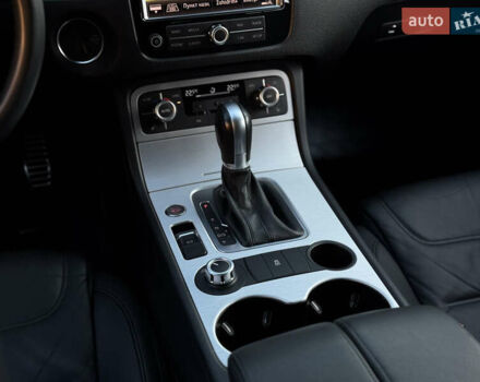 Серый Фольксваген Туарег, объемом двигателя 3 л и пробегом 250 тыс. км за 20500 $, фото 46 на Automoto.ua