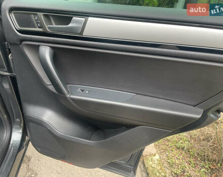 Серый Фольксваген Туарег, объемом двигателя 3 л и пробегом 278 тыс. км за 17500 $, фото 23 на Automoto.ua