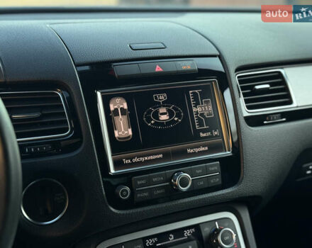 Серый Фольксваген Туарег, объемом двигателя 3 л и пробегом 250 тыс. км за 20500 $, фото 53 на Automoto.ua