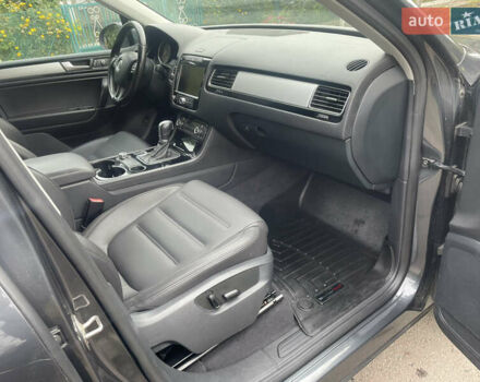 Серый Фольксваген Туарег, объемом двигателя 3 л и пробегом 278 тыс. км за 17500 $, фото 27 на Automoto.ua