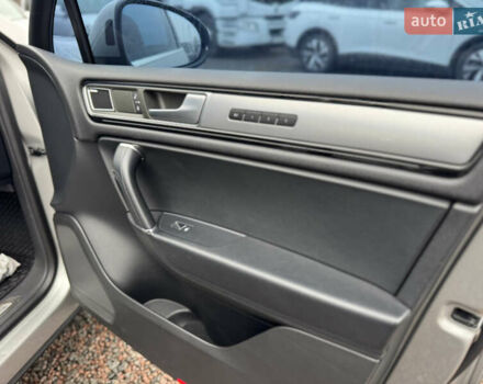 Сірий Фольксваген Туарег, об'ємом двигуна 3 л та пробігом 190 тис. км за 23800 $, фото 40 на Automoto.ua