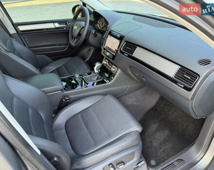 Сірий Фольксваген Туарег, об'ємом двигуна 2.97 л та пробігом 280 тис. км за 23000 $, фото 19 на Automoto.ua