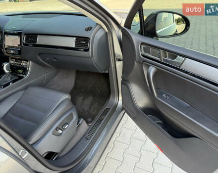 Сірий Фольксваген Туарег, об'ємом двигуна 2.97 л та пробігом 280 тис. км за 23000 $, фото 23 на Automoto.ua