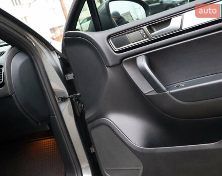 Серый Фольксваген Туарег, объемом двигателя 2.97 л и пробегом 142 тыс. км за 25500 $, фото 23 на Automoto.ua