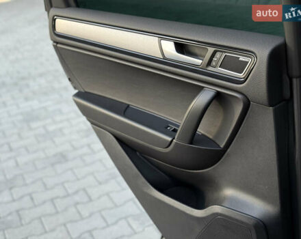 Сірий Фольксваген Туарег, об'ємом двигуна 2.97 л та пробігом 280 тис. км за 23000 $, фото 27 на Automoto.ua