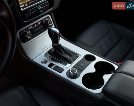 Серый Фольксваген Туарег, объемом двигателя 3 л и пробегом 250 тыс. км за 20500 $, фото 42 на Automoto.ua