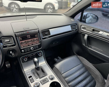 Сірий Фольксваген Туарег, об'ємом двигуна 3 л та пробігом 190 тис. км за 23800 $, фото 35 на Automoto.ua