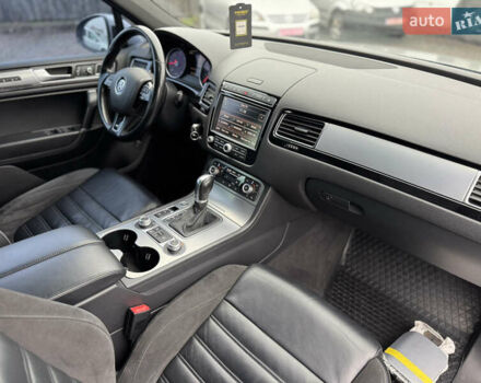 Сірий Фольксваген Туарег, об'ємом двигуна 3 л та пробігом 190 тис. км за 23800 $, фото 41 на Automoto.ua