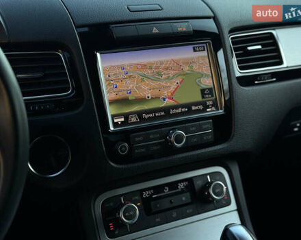 Серый Фольксваген Туарег, объемом двигателя 3 л и пробегом 250 тыс. км за 20500 $, фото 51 на Automoto.ua