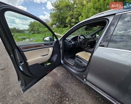 Серый Фольксваген Туарег, объемом двигателя 2.97 л и пробегом 292 тыс. км за 23000 $, фото 18 на Automoto.ua