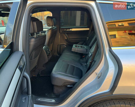 Серый Фольксваген Туарег, объемом двигателя 3 л и пробегом 250 тыс. км за 20500 $, фото 56 на Automoto.ua