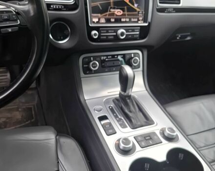 Серый Фольксваген Туарег, объемом двигателя 3 л и пробегом 80 тыс. км за 13000 $, фото 7 на Automoto.ua