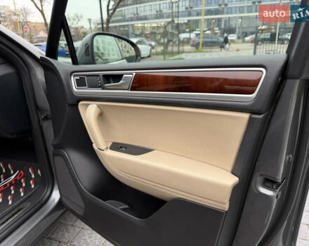 Серый Фольксваген Туарег, объемом двигателя 3 л и пробегом 228 тыс. км за 24900 $, фото 44 на Automoto.ua