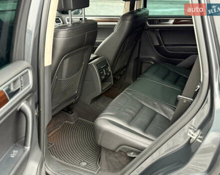 Серый Фольксваген Туарег, объемом двигателя 3 л и пробегом 186 тыс. км за 22500 $, фото 16 на Automoto.ua