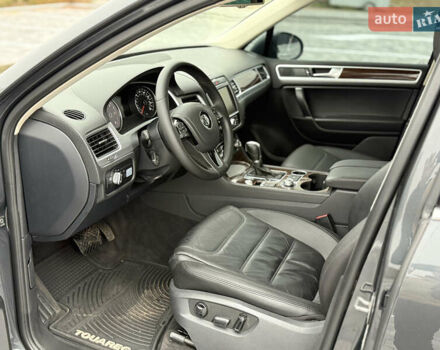 Серый Фольксваген Туарег, объемом двигателя 3 л и пробегом 186 тыс. км за 22500 $, фото 17 на Automoto.ua