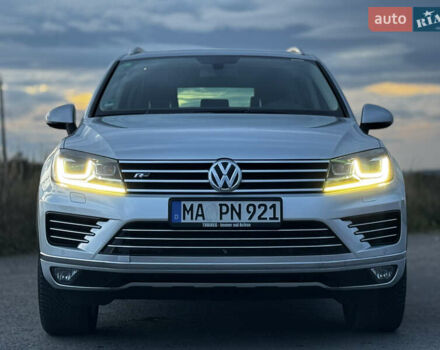 Серый Фольксваген Туарег, объемом двигателя 3 л и пробегом 205 тыс. км за 27500 $, фото 3 на Automoto.ua