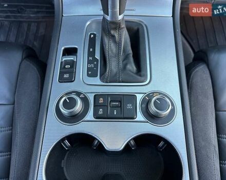 Серый Фольксваген Туарег, объемом двигателя 3 л и пробегом 193 тыс. км за 23450 $, фото 66 на Automoto.ua