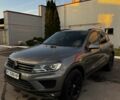 Серый Фольксваген Туарег, объемом двигателя 3 л и пробегом 200 тыс. км за 23500 $, фото 1 на Automoto.ua