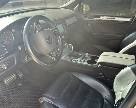 Серый Фольксваген Туарег, объемом двигателя 2.97 л и пробегом 240 тыс. км за 27500 $, фото 10 на Automoto.ua