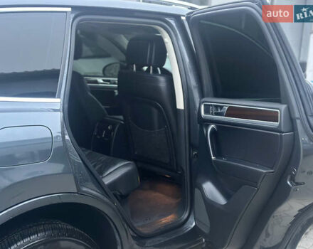 Серый Фольксваген Туарег, объемом двигателя 2.97 л и пробегом 268 тыс. км за 19700 $, фото 21 на Automoto.ua