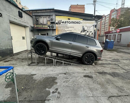 Серый Фольксваген Туарег, объемом двигателя 2.97 л и пробегом 240 тыс. км за 27500 $, фото 23 на Automoto.ua