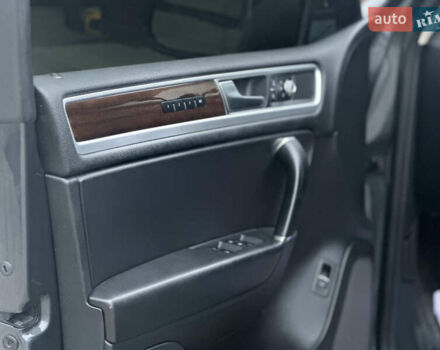 Серый Фольксваген Туарег, объемом двигателя 2.97 л и пробегом 268 тыс. км за 19700 $, фото 7 на Automoto.ua