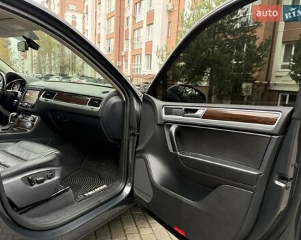 Сірий Фольксваген Туарег, об'ємом двигуна 3.6 л та пробігом 200 тис. км за 18500 $, фото 22 на Automoto.ua