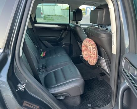 Сірий Фольксваген Туарег, об'ємом двигуна 3 л та пробігом 168 тис. км за 27500 $, фото 5 на Automoto.ua