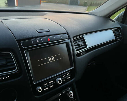 Серый Фольксваген Туарег, объемом двигателя 2.97 л и пробегом 200 тыс. км за 28500 $, фото 60 на Automoto.ua