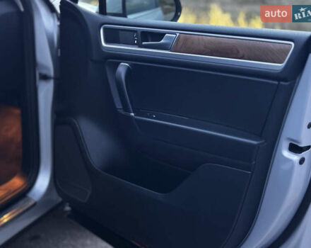 Серый Фольксваген Туарег, объемом двигателя 3 л и пробегом 205 тыс. км за 27500 $, фото 67 на Automoto.ua