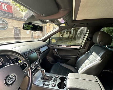 Серый Фольксваген Туарег, объемом двигателя 2.97 л и пробегом 240 тыс. км за 27500 $, фото 11 на Automoto.ua