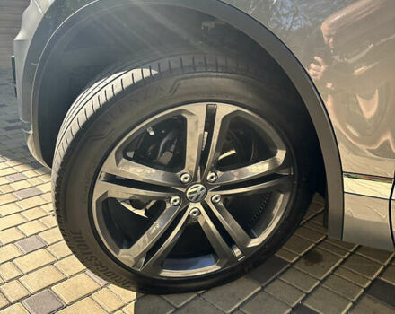 Серый Фольксваген Туарег, объемом двигателя 2.97 л и пробегом 240 тыс. км за 27500 $, фото 9 на Automoto.ua