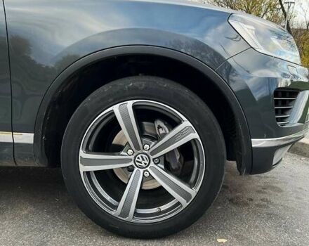 Серый Фольксваген Туарег, объемом двигателя 2.97 л и пробегом 200 тыс. км за 28500 $, фото 4 на Automoto.ua