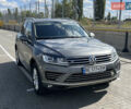 Серый Фольксваген Туарег, объемом двигателя 3 л и пробегом 173 тыс. км за 32000 $, фото 2 на Automoto.ua