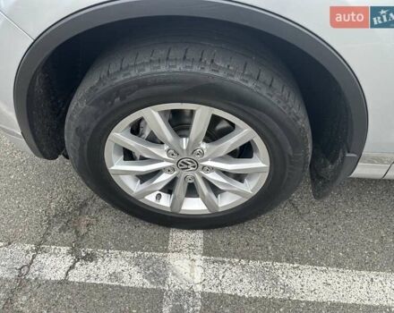 Серый Фольксваген Туарег, объемом двигателя 2.97 л и пробегом 196 тыс. км за 28000 $, фото 19 на Automoto.ua