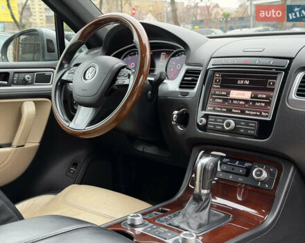 Серый Фольксваген Туарег, объемом двигателя 3 л и пробегом 228 тыс. км за 24900 $, фото 42 на Automoto.ua