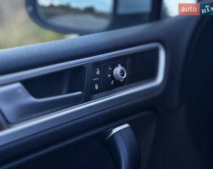 Серый Фольксваген Туарег, объемом двигателя 3 л и пробегом 205 тыс. км за 27500 $, фото 43 на Automoto.ua