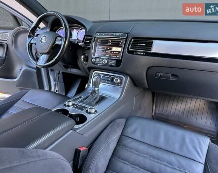 Серый Фольксваген Туарег, объемом двигателя 3 л и пробегом 193 тыс. км за 23450 $, фото 76 на Automoto.ua