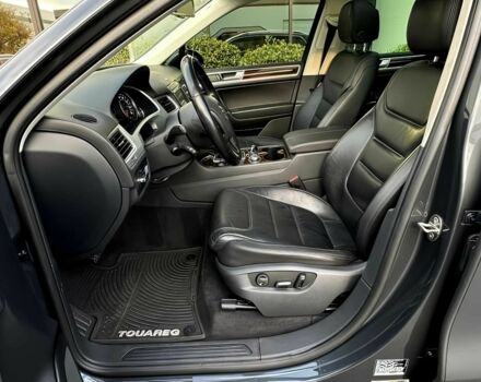 Сірий Фольксваген Туарег, об'ємом двигуна 3 л та пробігом 71 тис. км за 10000 $, фото 7 на Automoto.ua