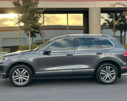 Сірий Фольксваген Туарег, об'ємом двигуна 3 л та пробігом 71 тис. км за 10000 $, фото 2 на Automoto.ua