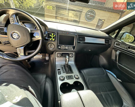 Серый Фольксваген Туарег, объемом двигателя 2.97 л и пробегом 240 тыс. км за 27500 $, фото 12 на Automoto.ua