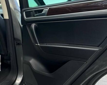 Серый Фольксваген Туарег, объемом двигателя 3 л и пробегом 190 тыс. км за 24000 $, фото 18 на Automoto.ua