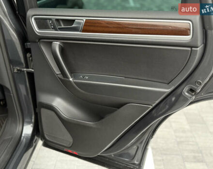 Серый Фольксваген Туарег, объемом двигателя 3 л и пробегом 186 тыс. км за 22500 $, фото 24 на Automoto.ua