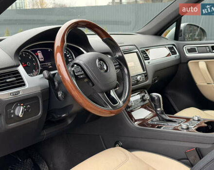Серый Фольксваген Туарег, объемом двигателя 3 л и пробегом 228 тыс. км за 24900 $, фото 23 на Automoto.ua